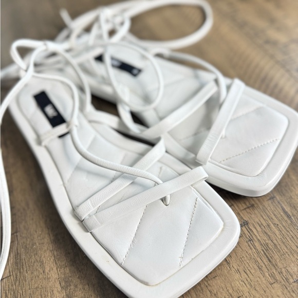 Zara White Modern Sandals with Geometric Design - Picture 5 of 10